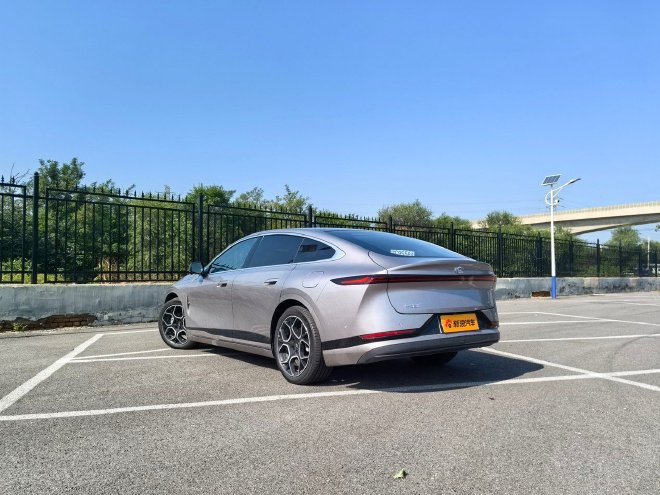 底盘调校更加紧实 试驾长安启源A07超长续航增程版