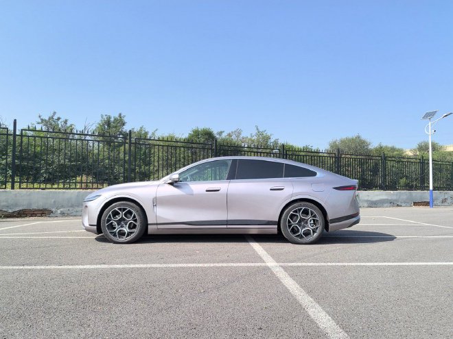 底盘调校更加紧实 试驾长安启源A07超长续航增程版