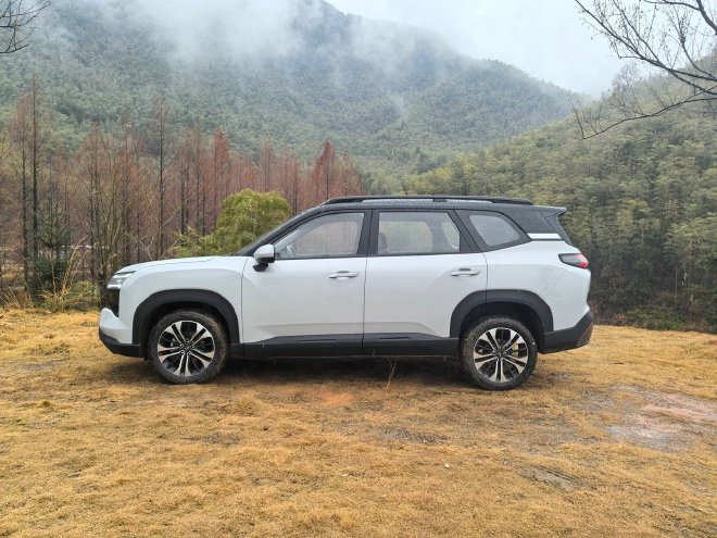 让全家出行更轻松 抢先试驾星光560燃油版