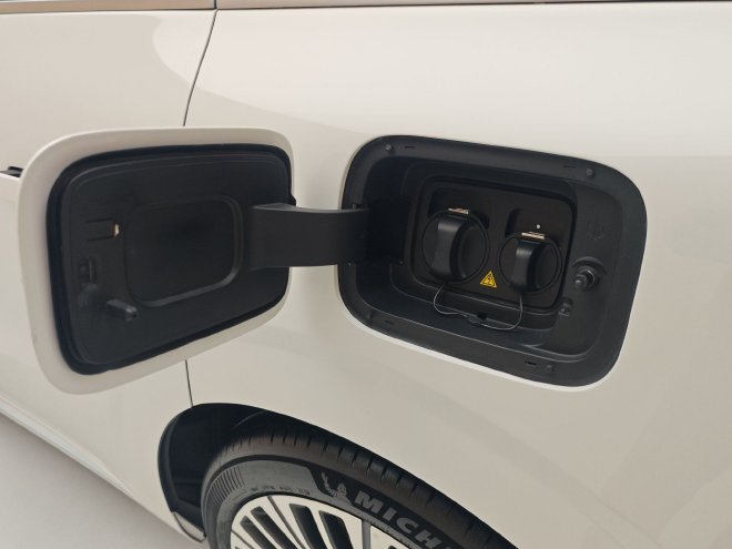 零跑汽车十周年发布会 品牌首款MPV—零跑D99首发