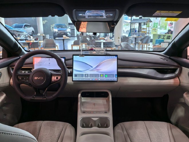 人群受众更明确 到店体验2026款海豹06双车