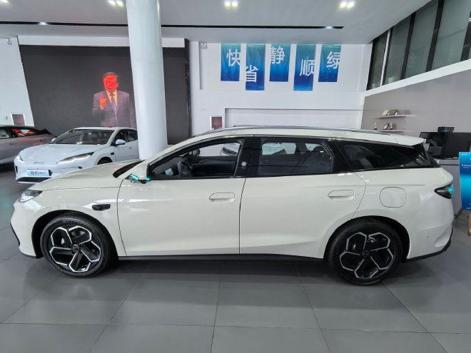 人群受众更明确 到店体验2026款海豹06双车