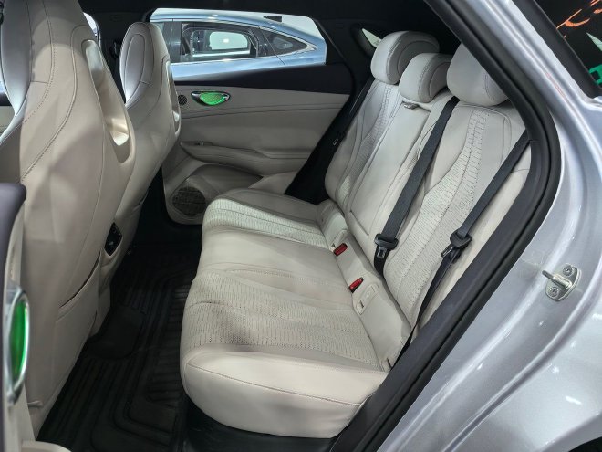 人群受众更明确 到店体验2026款海豹06双车