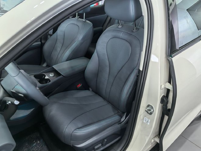 人群受众更明确 到店体验2026款海豹06双车