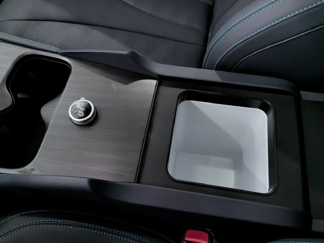 人群受众更明确 到店体验2026款海豹06双车