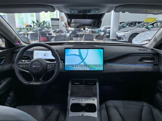 人群受众更明确 到店体验2026款海豹06双车