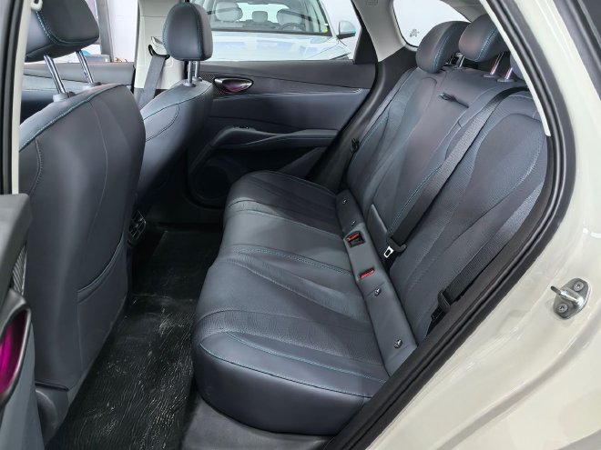 人群受众更明确 到店体验2026款海豹06双车