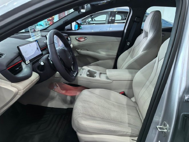 人群受众更明确 到店体验2026款海豹06双车