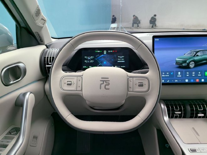 配置升级空间更大 静态体验比亚迪第三代元PLUS