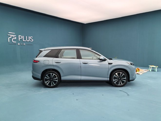 配置升级空间更大 静态体验比亚迪第三代元PLUS