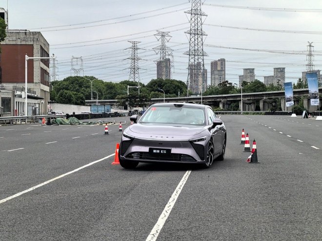 赛级操控家用首选 抢先试驾2027款星途ES