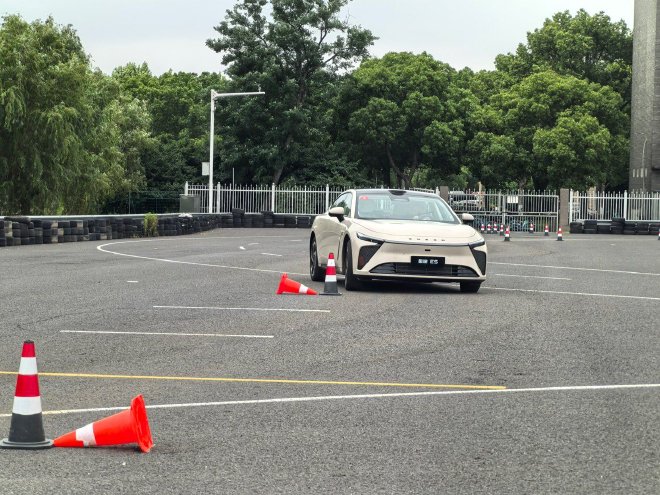 赛级操控家用首选 抢先试驾2027款星途ES