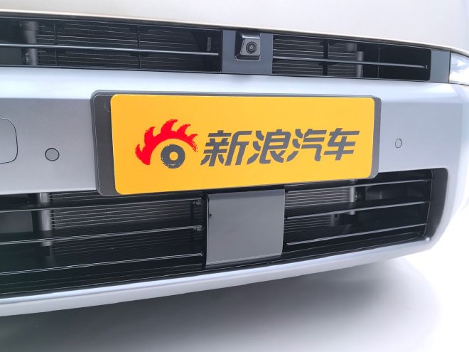 首搭副驾摇篮座椅 静态体验大六座SUV方程豹钛9