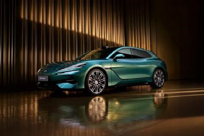 首搭第二代刀片电池及闪充技术 全新腾势Z9GT售26.98万起