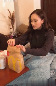 美女都是一口一个汉堡-美女动态图片-gif动态图 - izike-izike