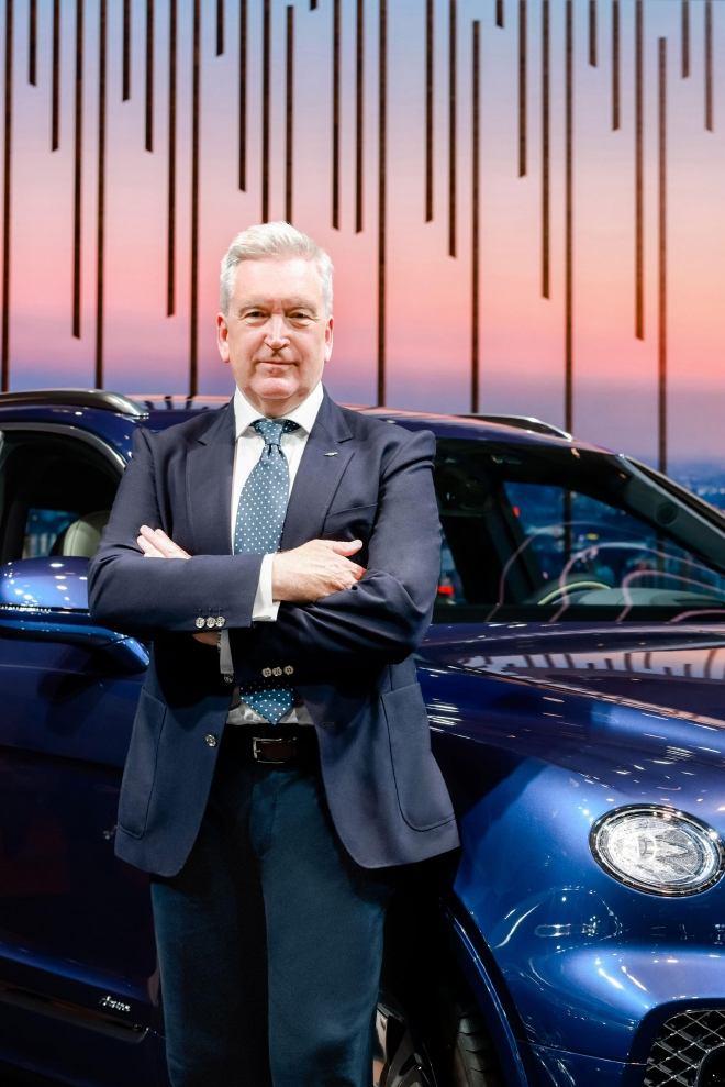宾利汽车主席兼首席执行官-艾德恩·霍马克（Adrian Hallmark）