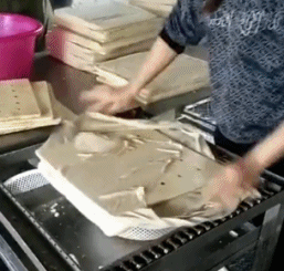 原来臭豆腐都是这么切块的-搞笑gif动态图片-izike