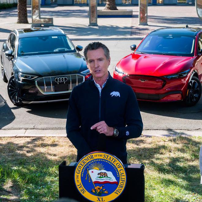 图注：加州州长纽森在奥迪、福特、本田和特斯拉一众电动汽车前宣布了对内燃车的禁售令，暗示这些品牌已经获得官方的认可。