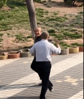 这就是猛男老了的样子-帅哥动态图片-gif动态图-izike