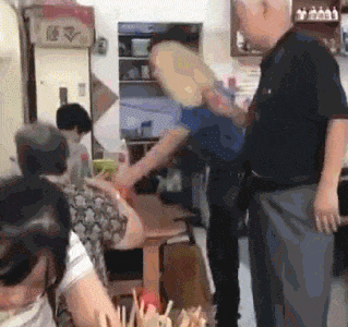 给老伴服务到位-搞笑gif动态图片-izike