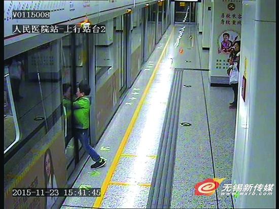 小朋友硬闯地铁屏蔽门险被夹 险情并非孤例