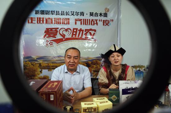 摆好直播架,对准镜头,打上灯光 艾尔肯·莫合木提立刻进入
