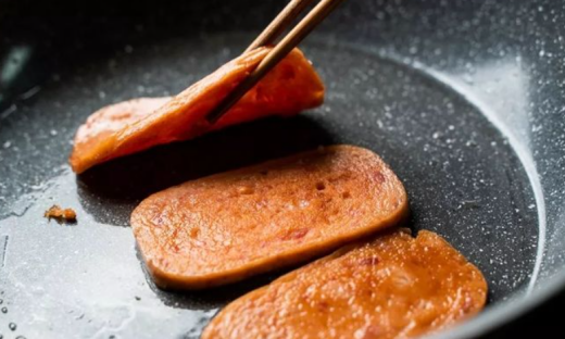 “梅林午餐肉”严重发霉变质：消费者维权艰难仅