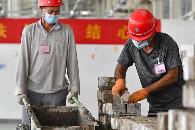 新疆喀什地区巴楚县农民库尔班·阿布都瓦依提(左)和肉孜·艾克木在