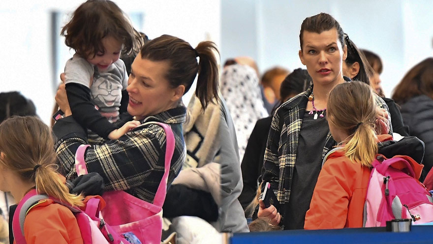 “生化女”米拉把女儿抱高高 扎马尾露M型发际线