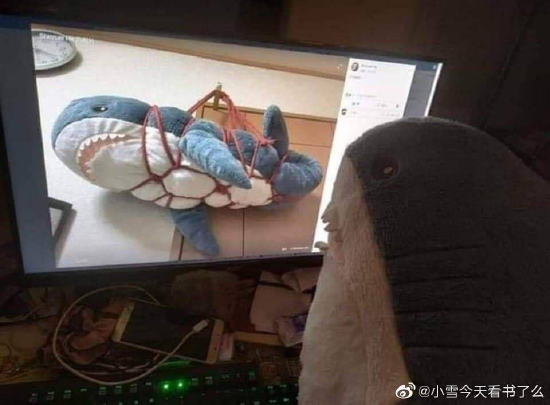 囧哥:嚣张！一男子为寻刺激潜入女子家中现炒菜偷喝茅台休闲区蓝鸢梦想 - Www.slyday.coM