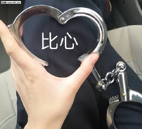 囧哥:嚣张！一男子为寻刺激潜入女子家中现炒菜偷喝茅台休闲区蓝鸢梦想 - Www.slyday.coM