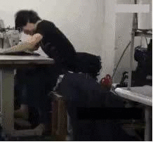 囧哥:嚣张！一男子为寻刺激潜入女子家中现炒菜偷喝茅台休闲区蓝鸢梦想 - Www.slyday.coM