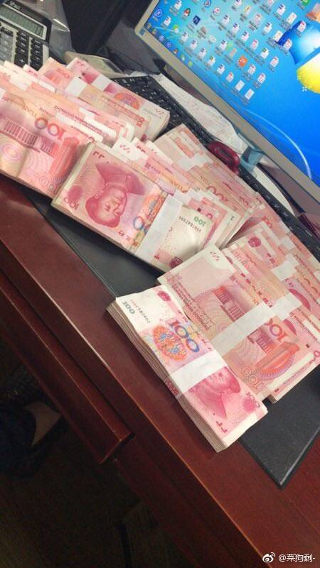 囧哥脱高跟鞋飞抛纽约时装周2女星大打出手一人脸上挂彩