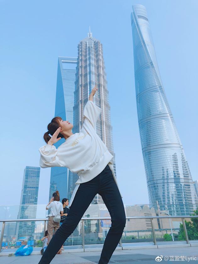 蓝盈莹摆出豪迈姿势