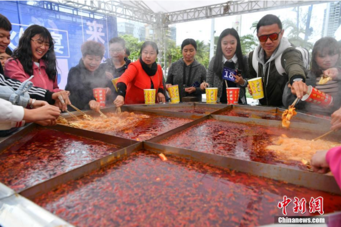 直径3米巨型火锅街头亮相吃嗨昆明人