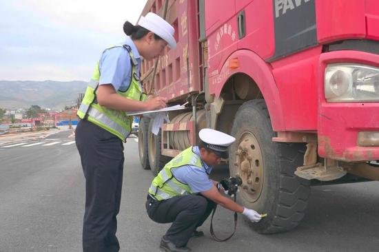 云南保山交警陈应伟获“云南十大最美基层民警”称号