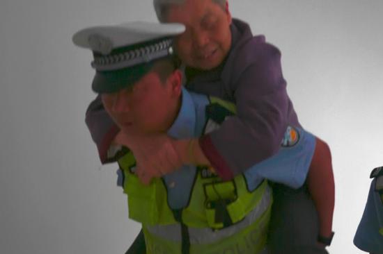 云南保山交警陈应伟获“云南十大最美基层民警”称号