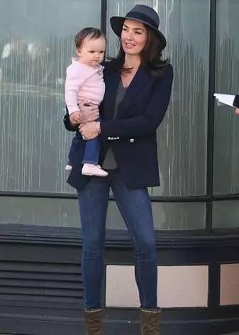 她的妈妈叫Tamara Ecclestone，英国一个著名的富二代女名媛，白富美里最顶级的那一类，有多富？她是F1总裁Bernie的女儿，现在的身家23亿英镑。这是什么概念，比较一下：小贝家的小七，爹妈的身家加起来，接近4亿英镑，他们家的身家是小贝+维多利亚的6倍……
