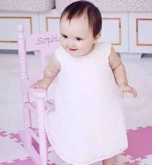这个粉嫩软萌的小公举名叫Sophia，现在她才1岁多，不过每天的日常，就闪瞎了众人。喂奶需要米奇抱着，平时的玩伴也包括各种可爱的小动物。