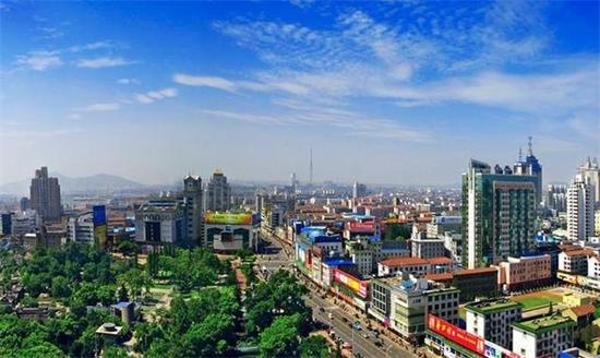 江阴市。江阴市位于江苏南部，之所以富有，在于当地民营经济发达，乡镇企业多如牛毛，GDP超过2900亿。2014年，江阴有11家企业成为中国五百强。此外，全国第一村华西村也属于江阴。