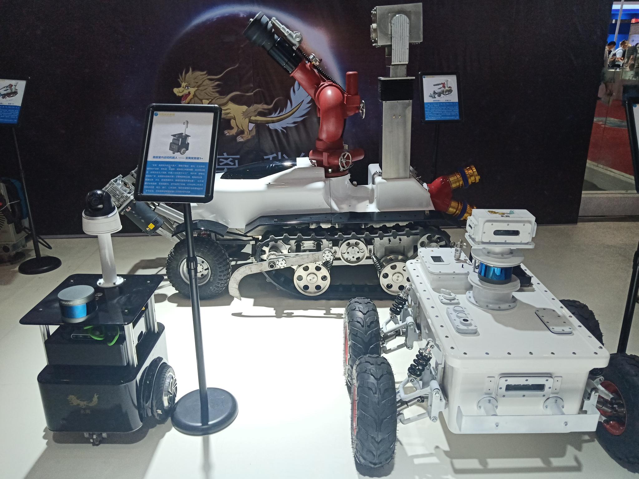 2019-09-20 17:05:56    "玄离"巡检机器人可以运用在很多地方噢~你