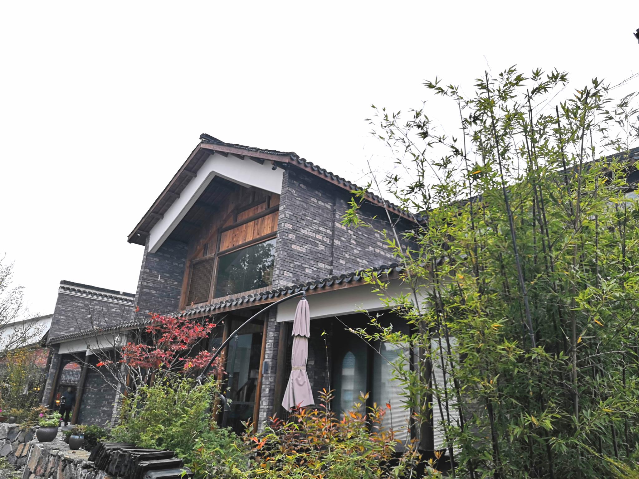 大咖们来到位于六家畈文旅小镇的畈塘·拾吾舍民宿.
