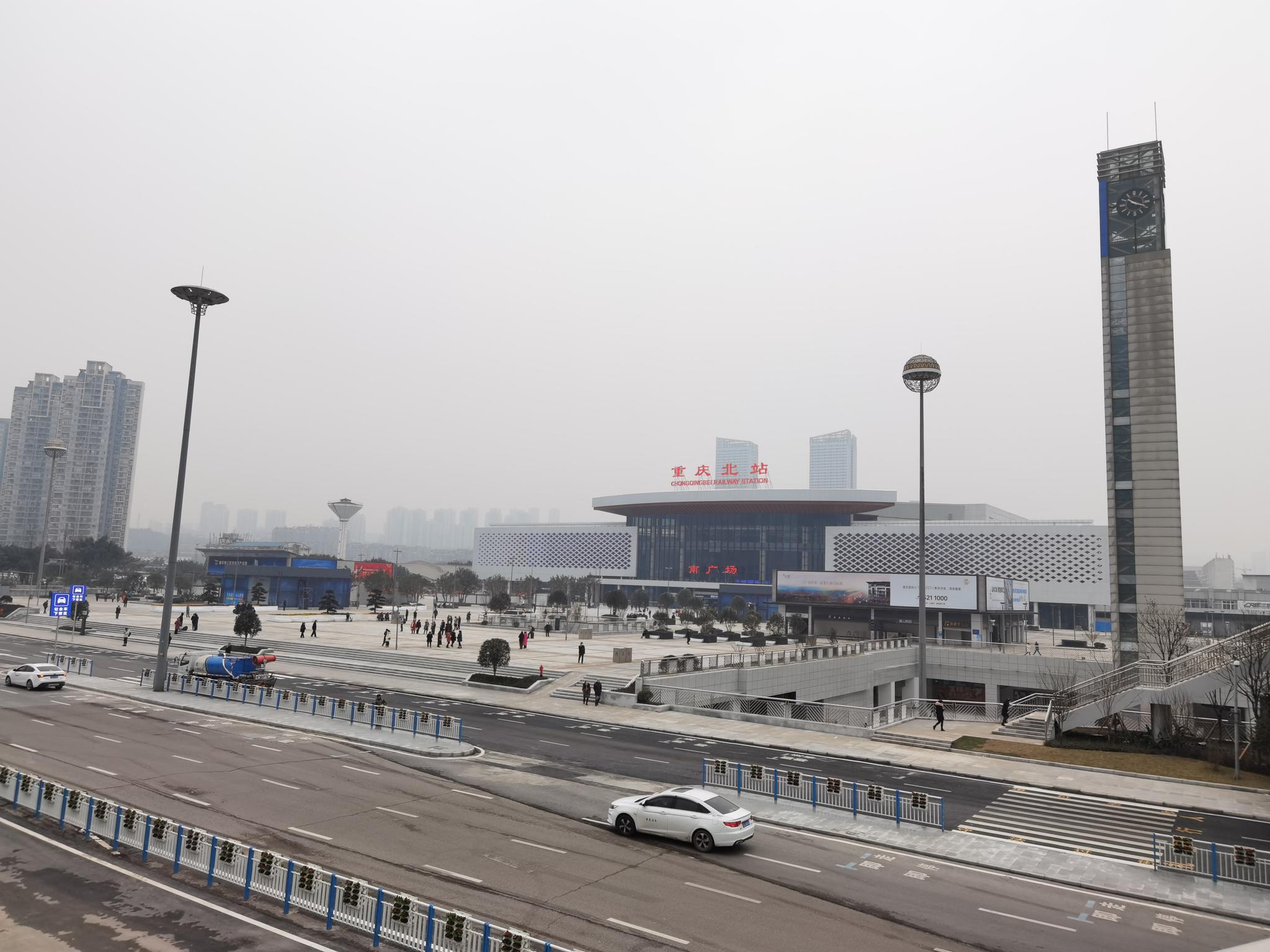 完成升级改造的重庆北站南广场,铁路,轨道,公交,可以实现零距离换乘.