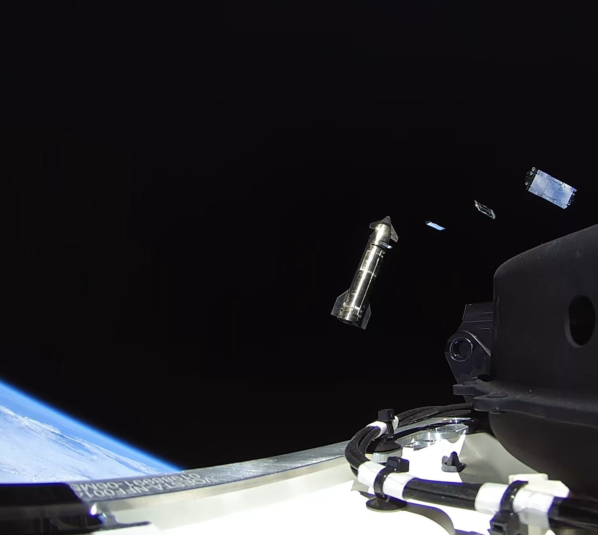 马斯克：星舰部署星链 V3 卫星。