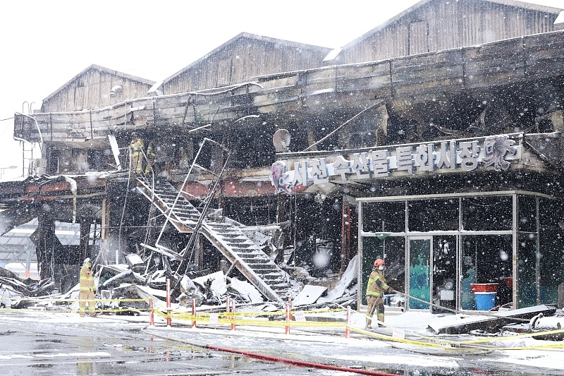 韩国一市场失火 烧毁227家店铺