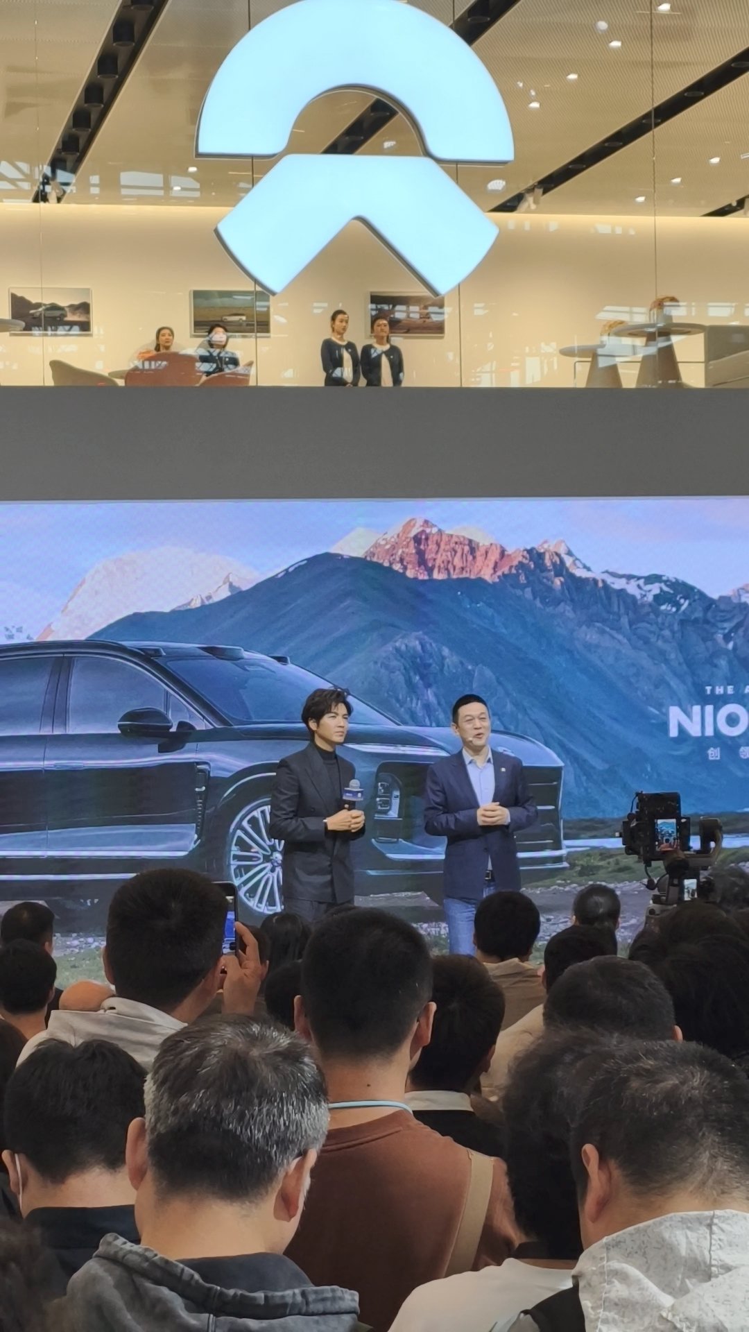 钟汉良亮相蔚来展台，李斌喊话粉丝赶紧下单