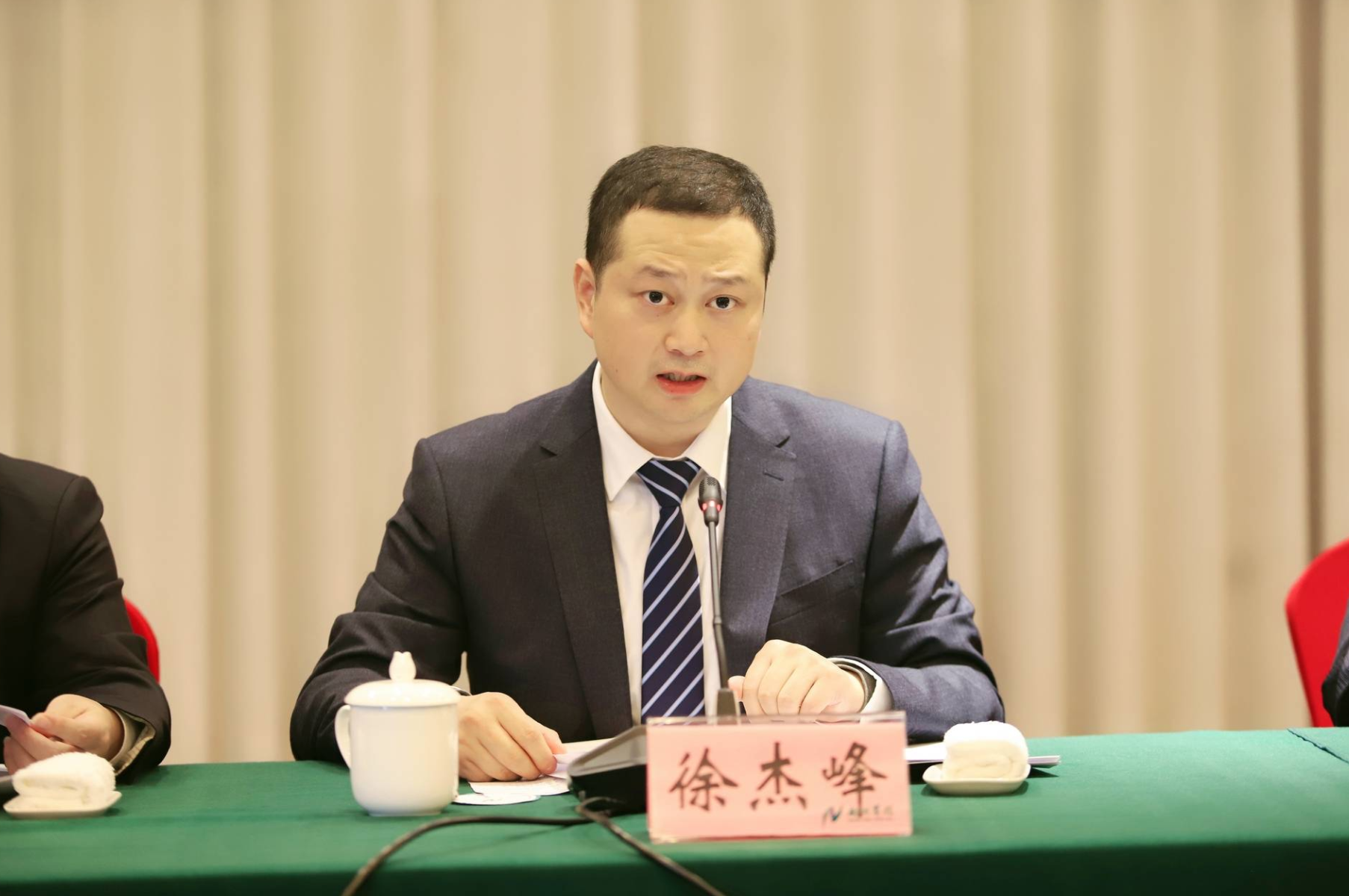 【岳阳市科技局党组书记,局长徐杰峰答记者问】人才是创新的根基,创新