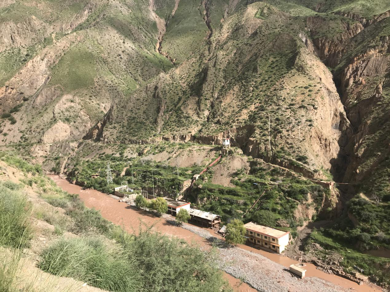 20年前,在滇川藏三省交界的羊拉乡,受高山大川的阻隔,电网鞭长莫及,阿