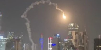 图片:疑似以色列特拉维夫上空一枚拦截弹发生故障后坠地。