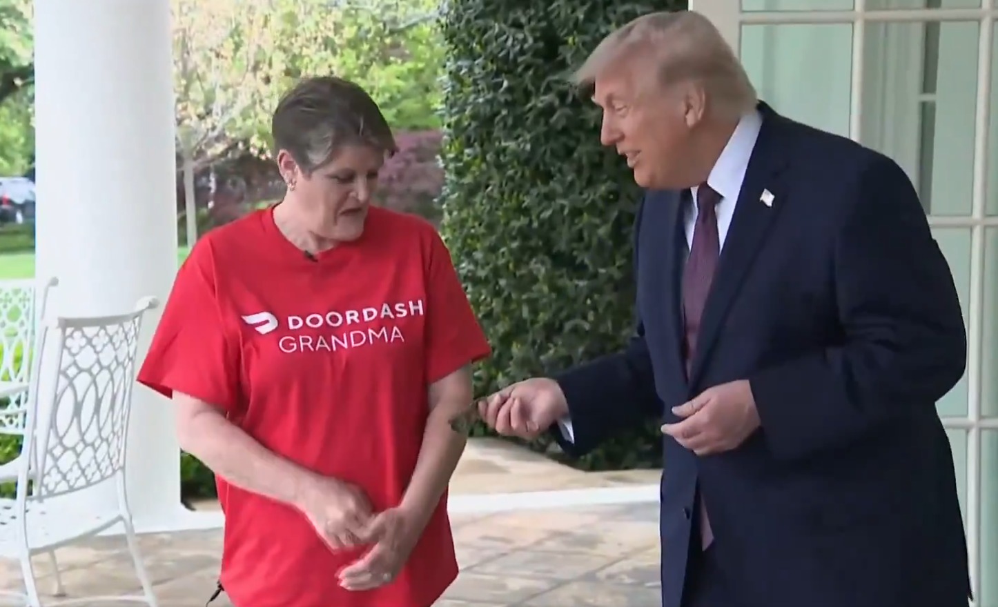特朗普召DoorDash外卖员赴白宫，推销小费减税政策